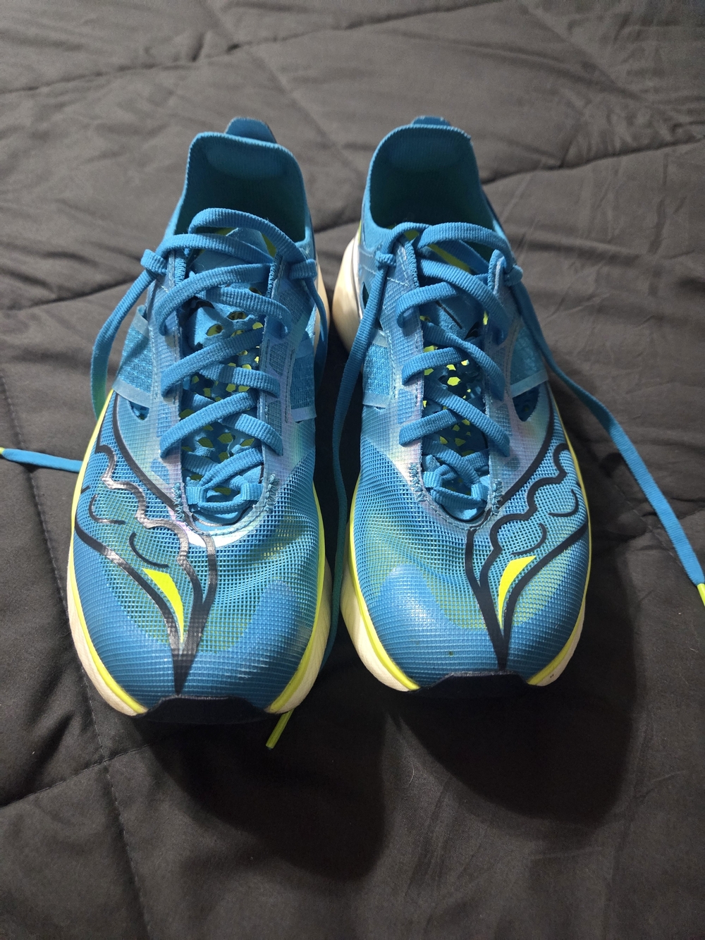 Saucony Endorphin Elite running shoes in the ViziBlue and Citron